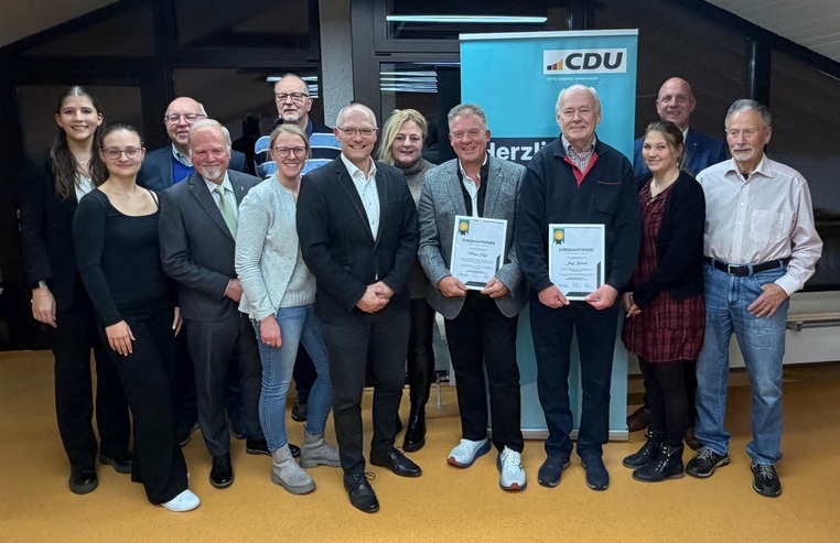 hintere Reihe, v.l.n.r.: Caroline Br�mmelhues,
Rainer Hilbers, Michael M�hlenhoff,
Martin Buchholz
vordere Reihe, v.l.n.r.: Alina Effertz,
Lothar K�hn, Patricia Clasen, J�rgen Schmied,
Antje Stascheit, Mario H��, Josef Konrads,
Nina Blum, Axel Wehre